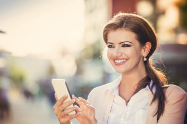 iş kadını ile akıllı telefon