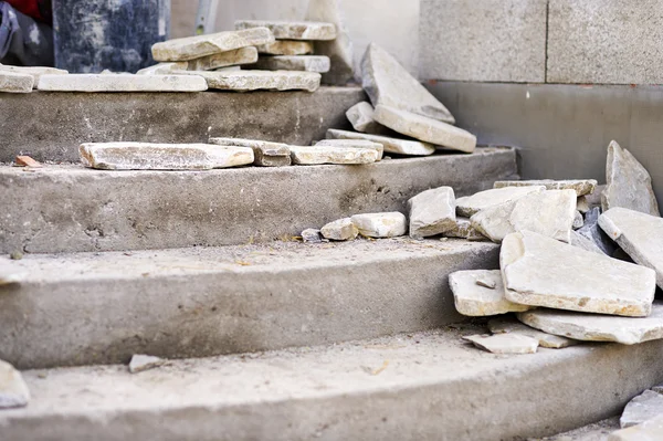 Superficie de piedra natural en escaleras y pared — Foto de Stock