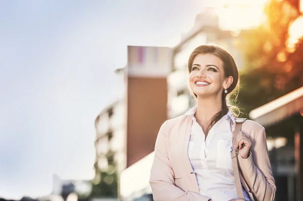 Mujer de negocios en la ciudad — Foto de Stock