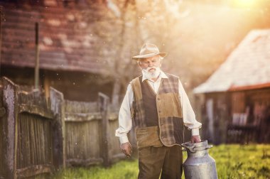 su ısıtıcısı süt tam taşıyan kıdemli çiftçi