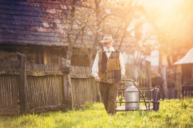 su ısıtıcısı süt tam taşıyan kıdemli çiftçi
