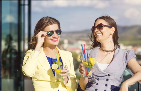 Två flickor på utomhus bar — Stockfoto