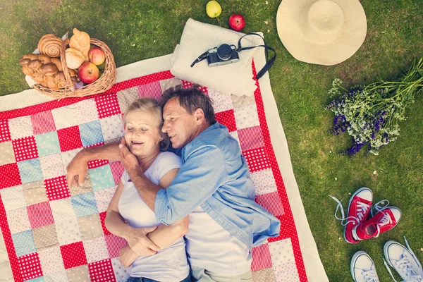 Äldre par på picknick — Stockfoto