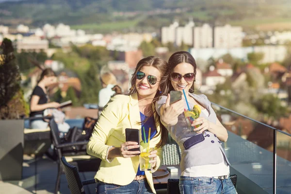 Dos chicas en el bar al aire libre —  Fotos de Stock