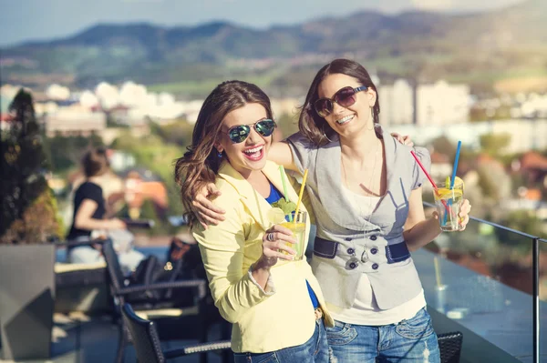 Duas meninas no bar ao ar livre — Fotografia de Stock