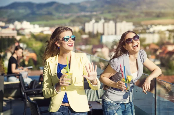 Duas meninas no bar ao ar livre — Fotografia de Stock