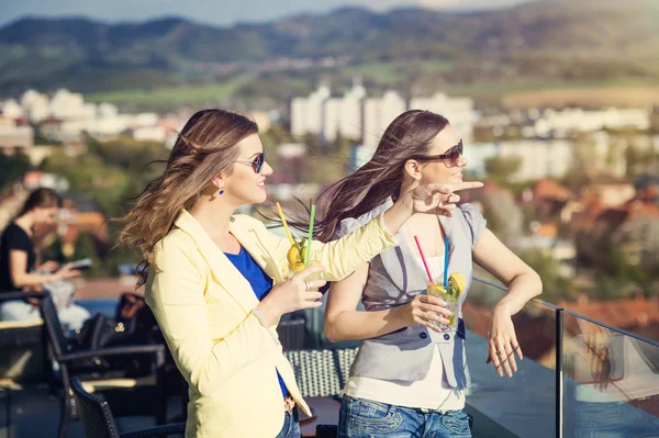 Two girls at outdoors bar — Stock Photo, Image