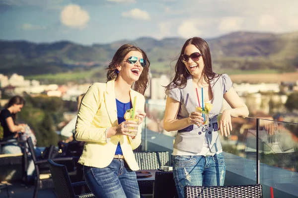 Two girls at outdoors bar — Stock Photo, Image