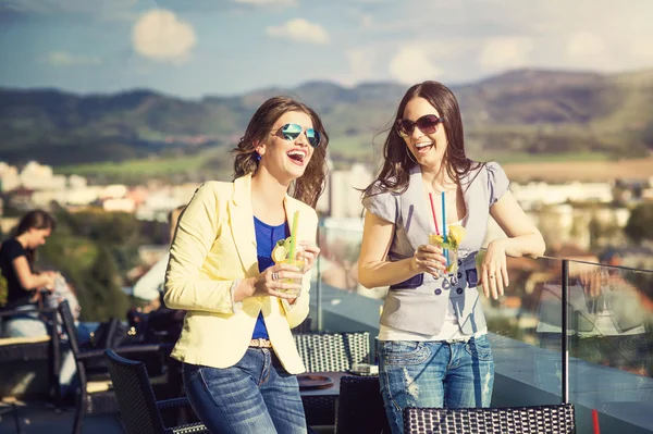 Duas meninas no bar ao ar livre — Fotografia de Stock