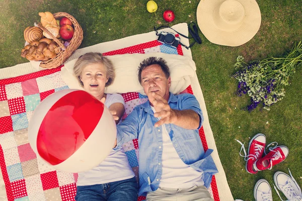 Starsze pary na piknik — Zdjęcie stockowe