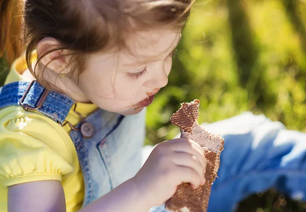 Mała dziewczynka je czekoladę — Zdjęcie stockowe