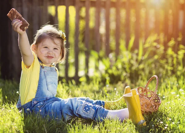 Bambina che mangia cioccolato — Foto Stock