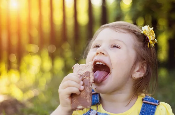 小女孩吃巧克力 — 图库照片
