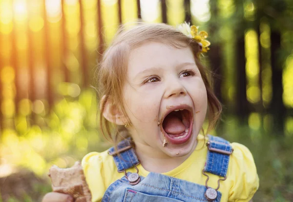 Petite fille manger du chocolat — Photo