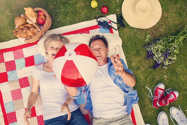 Older couple on picnic — Stock Photo, Image