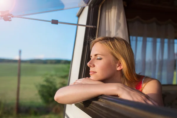 Young girl travelling with camper — Stock Photo, Image