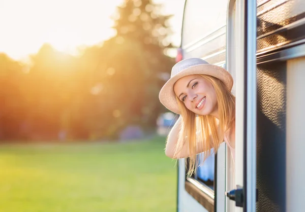 Chica joven viajando con campista — Foto de Stock