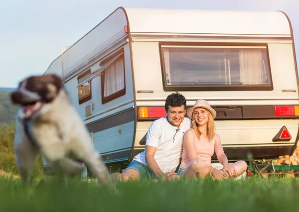 Young couple travelling with dog — Stock Photo, Image