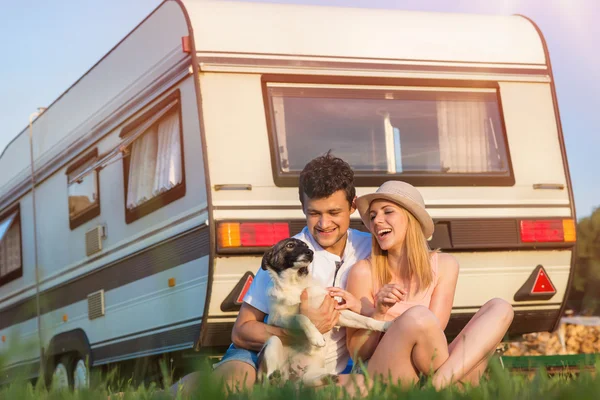 Pareja joven viajando con perro — Foto de Stock