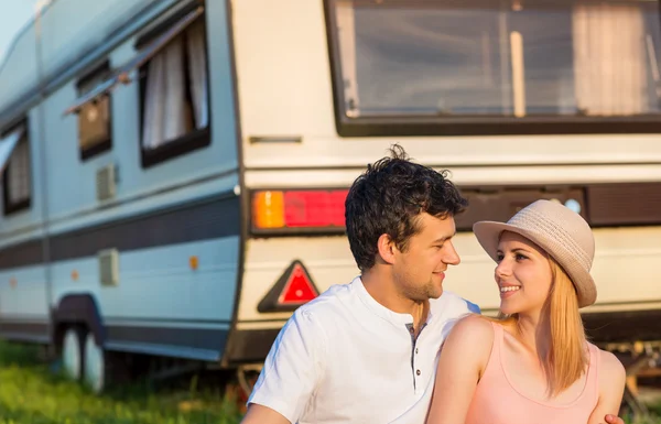 Couple travelling with camper — Stock Photo, Image