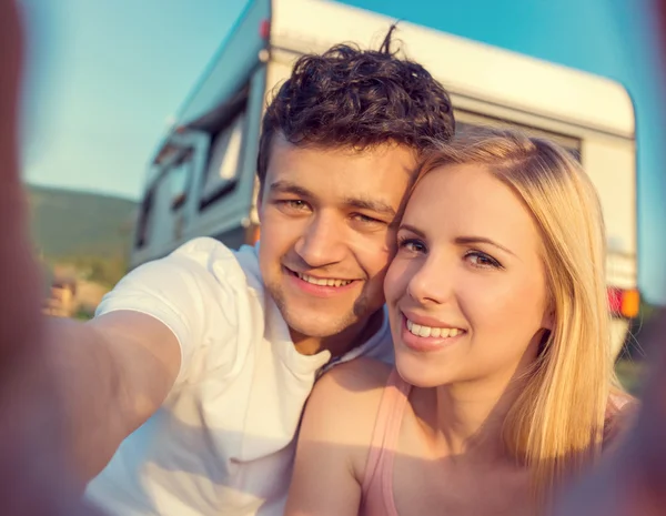 Casal viajando com campista — Fotografia de Stock