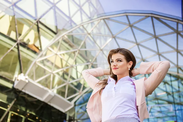 Mujer de negocios en la ciudad — Foto de Stock