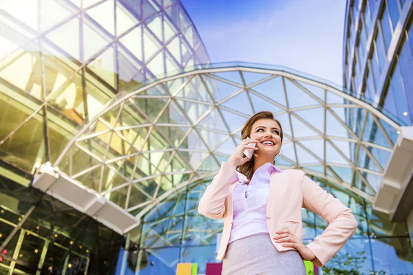 Femme d'affaires avec téléphone intelligent — Photo