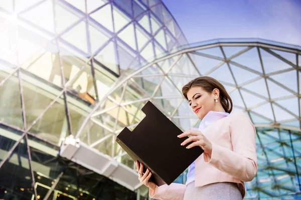 Mujer de negocios con portapapeles — Foto de Stock