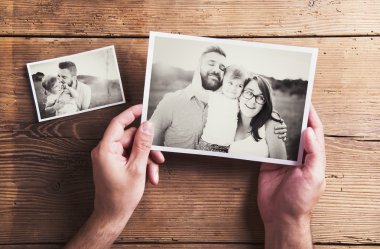 elinde aile fotoğrafları
