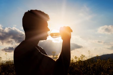 Genç atlet içecek su