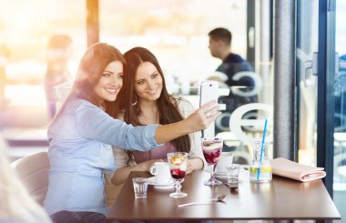 İki güzel kadın selfie kafede alarak