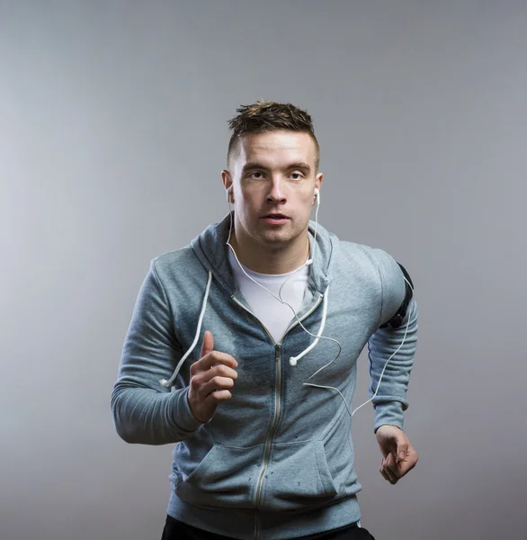 Joven deportista corriendo . — Foto de Stock