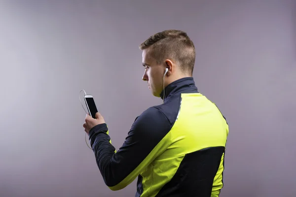 Corredor joven usando el teléfono inteligente . —  Fotos de Stock