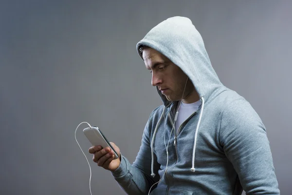 Corredor joven usando el teléfono inteligente . — Foto de Stock