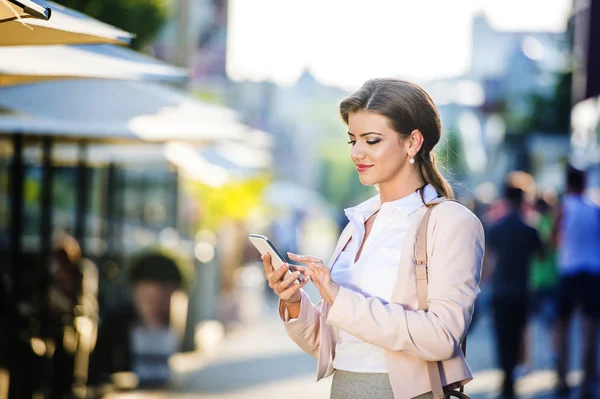 Business woman with smart phone — Stock Photo, Image