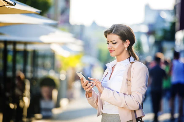 Donna d'affari con smart phone — Foto Stock