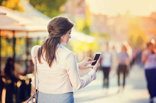 Affärskvinna med smart telefon — Stockfoto