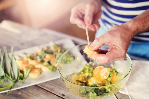 Man inför en middag räkor — Stockfoto