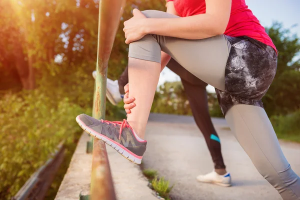 Giovani corridori stretching — Foto Stock