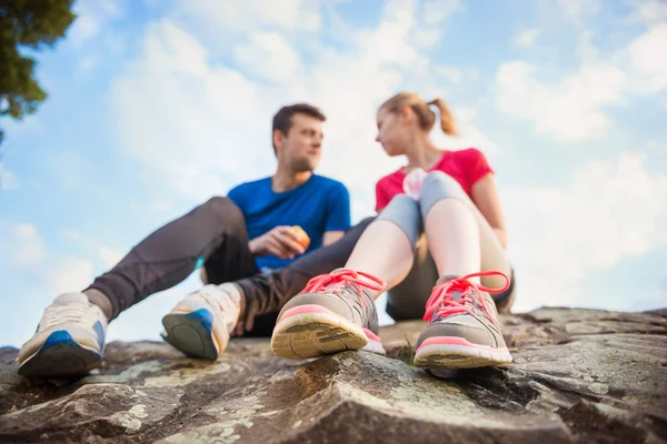 Young runners taking a break — Stock Photo, Image