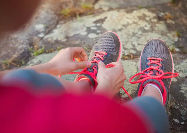 Young runner tying shoelaces — Stock Photo, Image