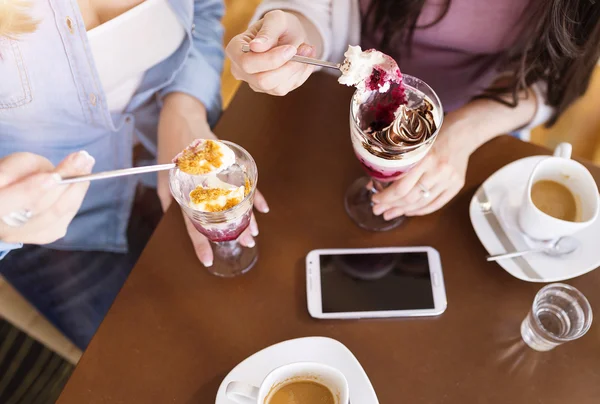 Två kvinnor i ett café som har roligt — Stockfoto