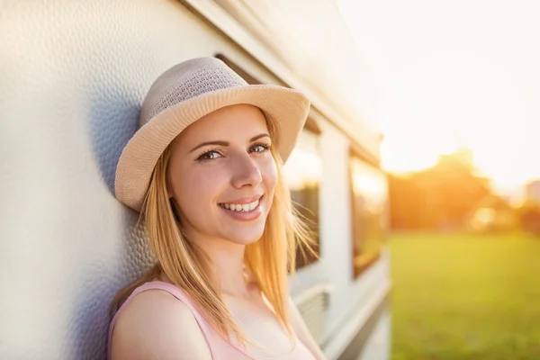 若い女性の旅行 — ストック写真