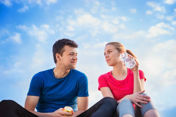 Young runners  taking a break — Stock Photo, Image