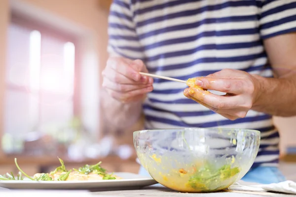 Jovem preparando comida — Fotografia de Stock