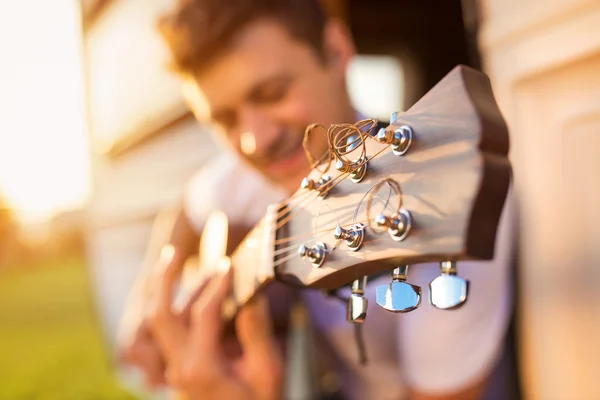 Handsome man playing guitar — Stock Photo, Image