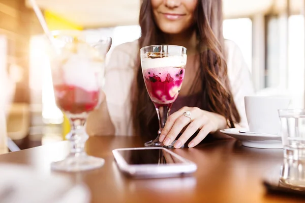 Chica joven en la cafetería —  Fotos de Stock