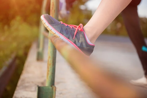 Jonge loper warming-up en stretching — Stockfoto