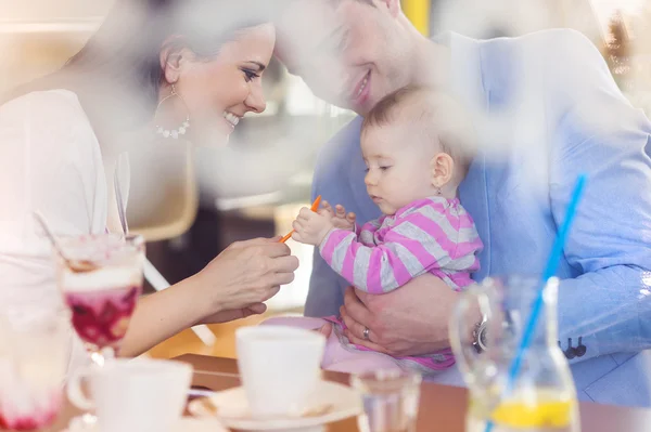 Young family in cafe — Stock Photo, Image
