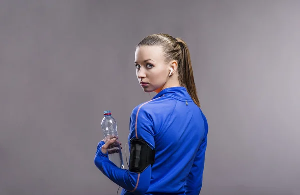 Schöne Läuferin trinkt Wasser — Stockfoto